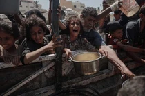 Cảnh người dân Palestine lục lọi bãi rác tìm đồ ăn ở Gaza