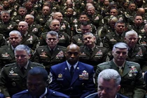 Họp khẩn với hàng trăm tướng lĩnh Mỹ, Tổng thống Trump nói gì?