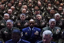 Họp khẩn với hàng trăm tướng lĩnh Mỹ, Tổng thống Trump nói gì?