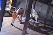 Nhặt được súng, bé trai 2 tuổi vô tình bắn mẹ tử vong