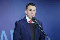 Xe chở Tổng thống Ecuador bị người biểu tình ném đá