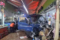 Xe tải lao vào khu chợ ở Hàn Quốc, 20 người thương vong