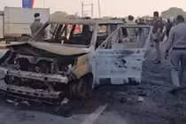 Xe cứu thương bất ngờ bốc cháy, 4 người tử vong