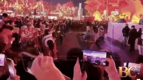 Robot Trung Quốc bất ngờ nổi điên, lao vào tấn công người - Hình 3 Robot Trung Quoc bat ngo noi dien, lao vao tan cong nguoi-Hinh-3