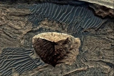 Cấu trúc kim tự tháp 3 mặt trên sao Hỏa, bí ẩn chưa lời giải