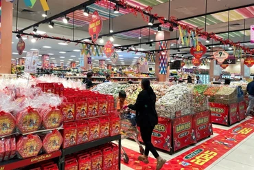 Giá cả leo thang, vợ chồng trẻ chọn Tết tối giản để tiết kiệm