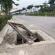 Nắp cống nhô cao gây nguy hiểm trên phố Phạm Tu, Hà Nội