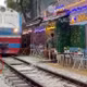 Khoảnh khắc thót tim ở phố cà phê đường tàu, CSGT vào cuộc xác minh