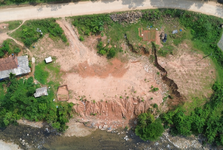 Một khu vườn được nhà thầu đổ thải trước đó đã bị sạt lở, cuốn đi lượng lớn đất đắp.