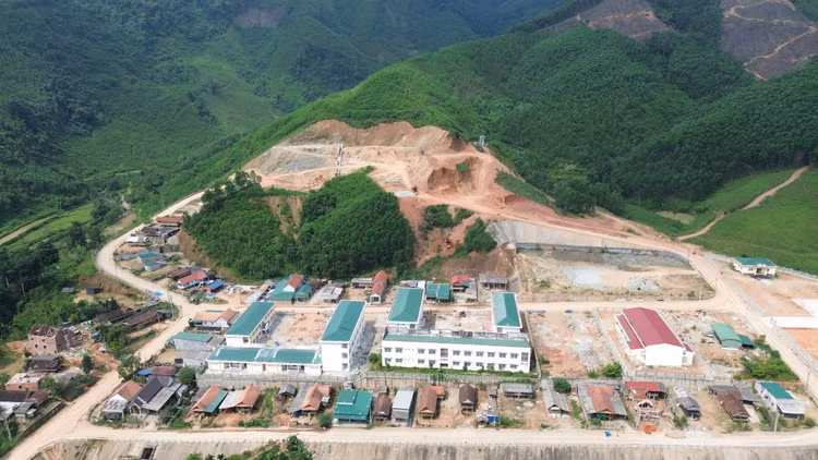 Toàn cảnh công trường Dự án di dời Trung tâm hành chính xã Ba Giang (huyện Ba Tơ, tỉnh Quảng Ngãi).