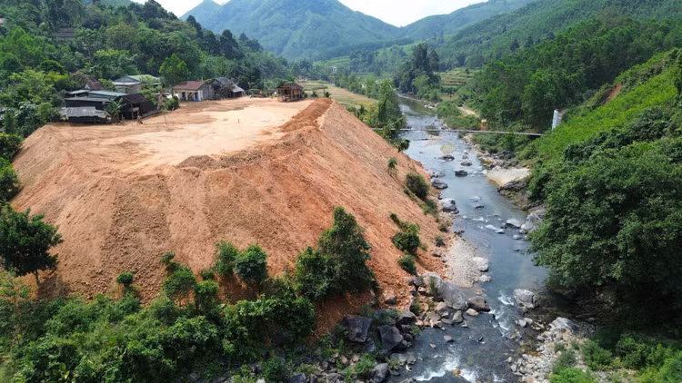 Núi đất đổ thải khổng lồ lấn dòng chảy, nguy cơ sạt lở gây vùi lấp suối Nước Lô.