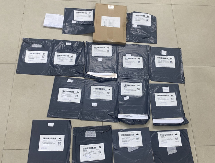 Các văn bằng, chứng chỉ giả được bọc kín trong bao ni lông màu đen, bên ngoài được ngụy trang bởi tên mặt hàng là “tranh phong thủy”