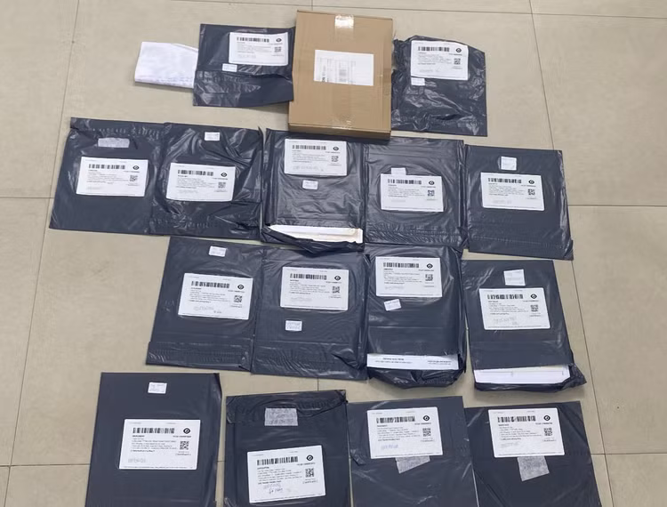 Các văn bằng, chứng chỉ giả được bọc kín trong bao ni lông màu đen, bên ngoài được ngụy trang bởi tên mặt hàng là “tranh phong thủy”