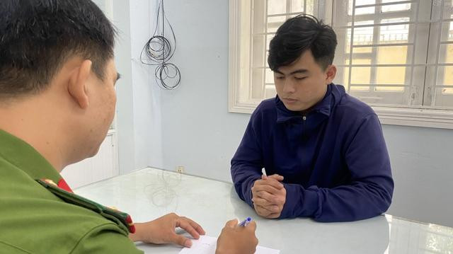 Cảnh sát lấy lời khai của các đối tượng.