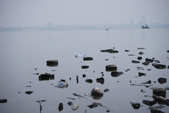 Một tháng trở lại đây, Hồ Tây bắt đầu rút nước. Ven bờ hồ, đặc biệt là khu vực chùa Trấn Quốc và dọc đường Thanh Niên nổi lên các mảng đá, gạch cùng với các loại rác thải, nhìn rõ cả những bát hương, đồ thờ cúng...