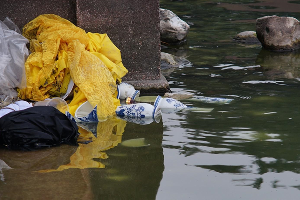 Những bát hương bằng sứ, bình hoa… cùng đủ loại đồ dùng từ bàn thờ vong được vứt bỏ.