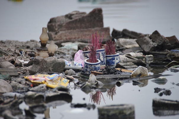 Có cả một số bát hương mới với đầy đủ chân nhang...