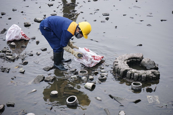 Ông Đinh Tiến Dũng, Xí nghiệp thoát nước số 1 thuộc Công ty TNHH Thoát nước Hà Nội cho biết: “ Chúng tôi rất vất vả vì nhiều vật dụng được vô tư xả xuống. Công nhân lao động chúng tôi chỉ biết khi người ta vứt xuống hồ thì mình phải nhặt thôi. Mong các cấp chính quyền có giải pháp cũng như tuyên truyền để người dân không vứt đồ xuống hồ nữa. Để Hồ Tây trở lại đúng nghĩa với cụm từ “Lá phổi xanh của Thủ đô”.
