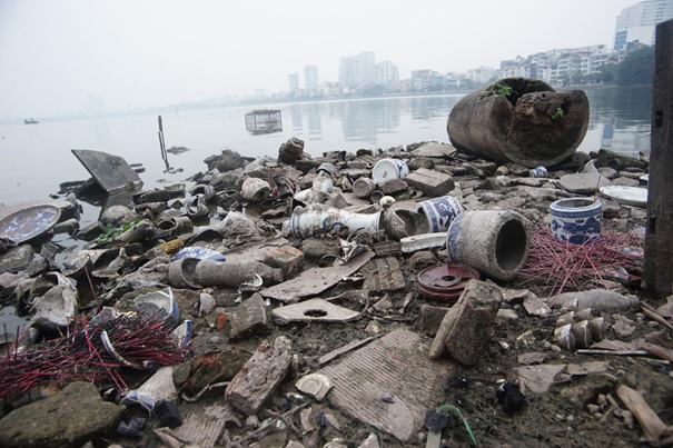 Vào mùa nước hồ cạn, những vật dụng này lộ ra trông rất mất mỹ quan đô thị.