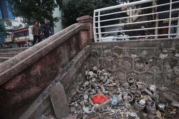 Không những thế còn gây nguy hiểm cho người xung quanh, nhất là công nhân vệ sinh có thể đứt xước chân tay khi tiếp xúc hoặc dẫm vào các mảnh gốm sứ do bát hương, bình hoa bị vỡ.