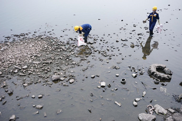 Ban Quản lý Hồ Tây cho biết, trong 5 ngày từ 29/12-3/1/2025, đơn vị sẽ phối hợp với cơ quan duy tu duy trì Hồ Tây, Xí nghiệp thoát nước số 1, số 2 trực thuộc Công ty TNHH Thoát nước Hà Nội tổ chức, tăng cường nhân, vật lực để thu gom, xử lý các vật dụng tâm linh bị bỏ đi. Cụ thể, Ban Quản lý Hồ Tây thực hiện tăng ca, tăng người để xử lý hơn 17km khu vực quanh hồ để đảm bảo vệ sinh môi trường, cảnh quan, đảm bảo Hồ Tây luôn sáng - xanh - sạch - đẹp.