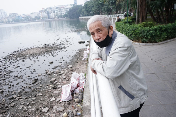 “Tôi ở làng Hồ, phường Bưởi. Theo phong tục các cụ ngày xưa để lại, những vật dụng thờ cúng như bát hương… người ta hay mang ra ao, hồ thả xuống. Bây giờ nước cạn nên nó lộ trơ ra. Nói chung vứt các thứ ra hồ là không được đẹp lắm”, ông Lý Quảng, 75 tuổi cho biết.