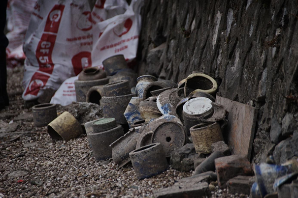 Vứt bỏ những đồ thờ xuống hồ là phong tục lâu đời, nhưng đang tạo ra những hình ảnh xấu xí, nhất là khi hồ cạn. Hy vọng, hình ảnh này sẽ khiến mỗi chúng ta thay đổi suy nghĩ.