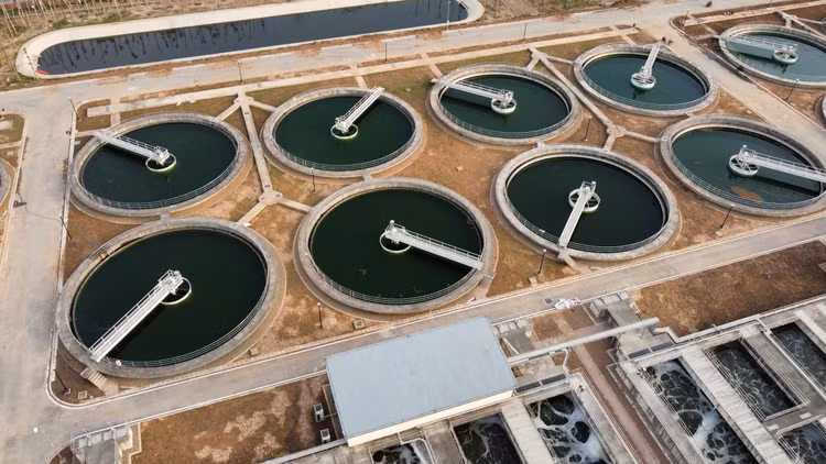 Đến nay, thành phố đã có 6 nhà máy/trạm xử lý nước thải tập trung theo Quy hoạch thoát nước Thủ đô được đầu tư xây dựng và đưa vào vận hành, chủ yếu tập trung tại vùng đô thị trung tâm phía Nam sông Hồng - lưu vực sông Tô Lịch và một phần lưu vực Tả Nhuệ với tổng công suất xử lý là 314.300 m3/ngày đêm; đạt tỷ lệ 30,9% nước thải được thu gom và xử lý đạt tiêu chuẩn, quy chuẩn kỹ thuật.