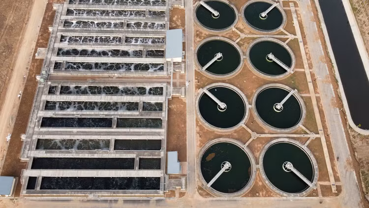 Mới đây, tại buổi làm việc của Tổng Bí thư Tô Lâm với Ban Thường vụ Thành ủy Hà Nội, Chủ tịch UBND thành phố Hà Nội Trần Sỹ Thanh cho biết, để giải quyết vấn đề ô nhiễm môi trường, thành phố đã quan tâm quyết liệt chỉ đạo vấn đề xử lý ô nhiễm nước thải.