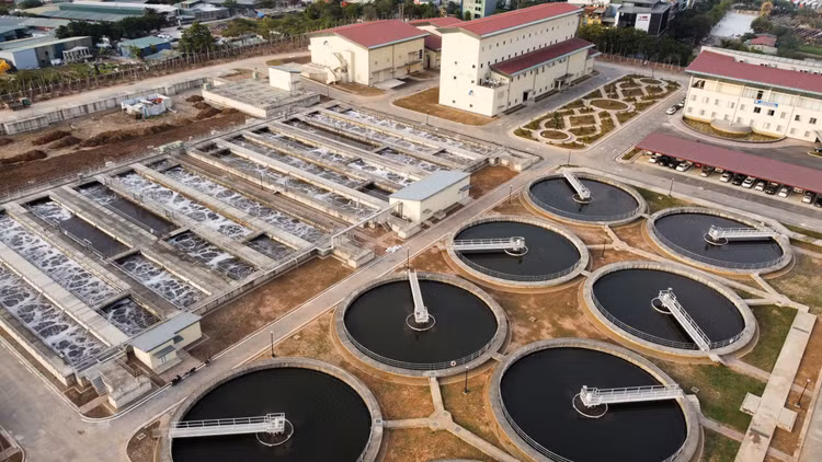 Dự án Hệ thống xử lý nước thải Yên Xá khởi công xây dựng năm 2016, sử dụng vốn vay ODA của Nhật Bản (JICA) với tổng mức đầu tư hơn 16.000 tỷ đồng. Khi hoàn thành vào năm 2026, nhà máy sẽ xử lý phần lớn nước thải đổ ra sông Tô Lịch, sông Lừ, sông Sét và một phần sông Nhuệ.