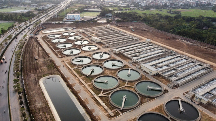 Trong thời gian vận hành thử nghiệm, Hà Nội cũng sẽ sớm ban hành đơn giá xử lý nước thải để tổ chức đấu thầu, vận hành nhà máy hiệu quả; khẩn trương nghiên cứu, đề xuất dự án cải tạo cảnh quan dọc bờ sông Tô Lịch, đảm bảo khi sông đã được xử lý môi trường, cảnh quan phải sạch, đẹp.