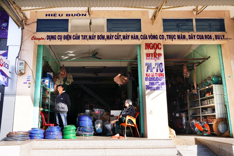 Một cụ bà đang sưởi nắng trước cửa hàng nhà mình trên đường Hai Bà Trưng.