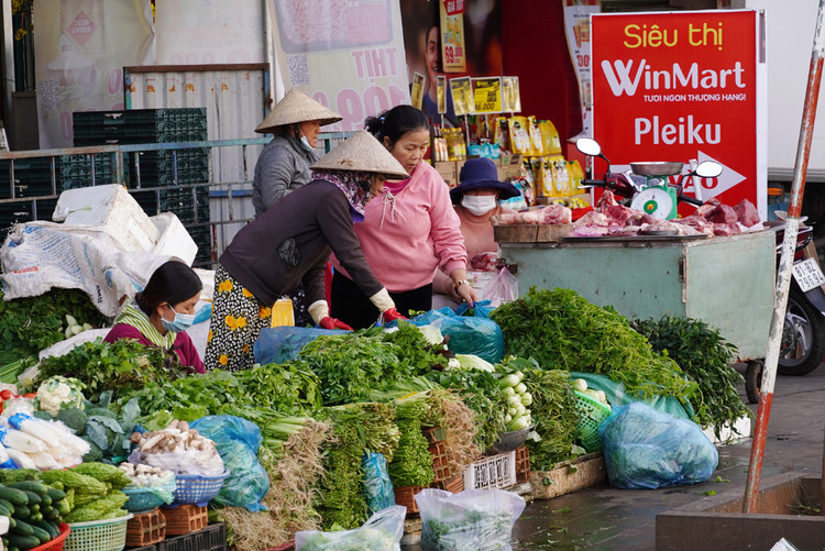Vào dịp cuối năm, các tiểu thương đã tăng số lượng hàng so với ngày bình thường...
