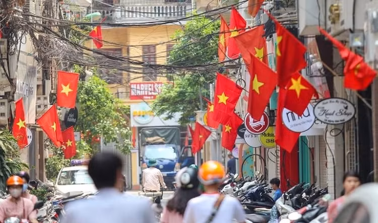 Ngày 30/4 năm nào cũng diễn ra trong không khí rực màu cờ đỏ. Ảnh Internet