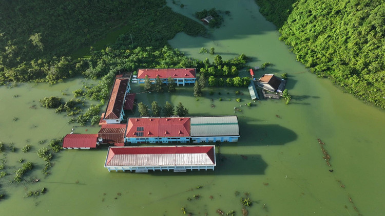 Trường Tiểu học Quang Vinh nằm giữa vùng nước bủa vây. Ảnh: Tin nóng Cao Bằng. Trường Tiểu học Quang Vinh nằm giữa vùng nước bủa vây. Ảnh: Tin nóng Cao Bằng.