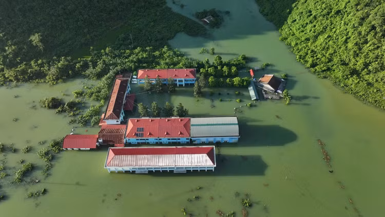 Trường Tiểu học Quang Vinh nằm giữa vùng nước bủa vây. Ảnh: Tin nóng Cao Bằng.