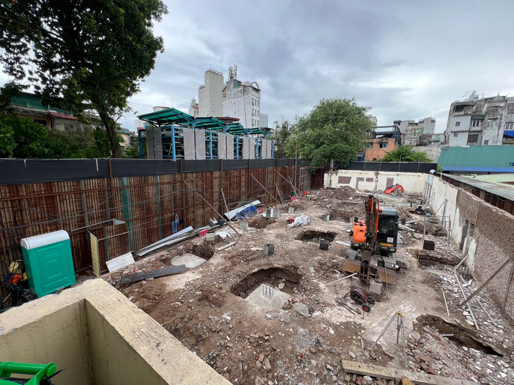 Bên trong, công trình đã phá dỡ gần như toàn bộ, đào móng, đổ trụ cột bê tông xây mới.