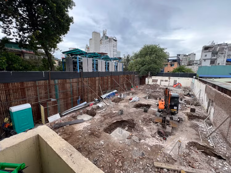 Bên trong, công trình đã phá dỡ gần như toàn bộ, đào móng, đổ trụ cột bê tông xây mới.