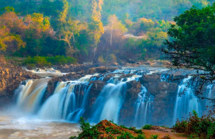 Thác Gia Long hùng vĩ. Ảnh: Ngô Minh Phương.