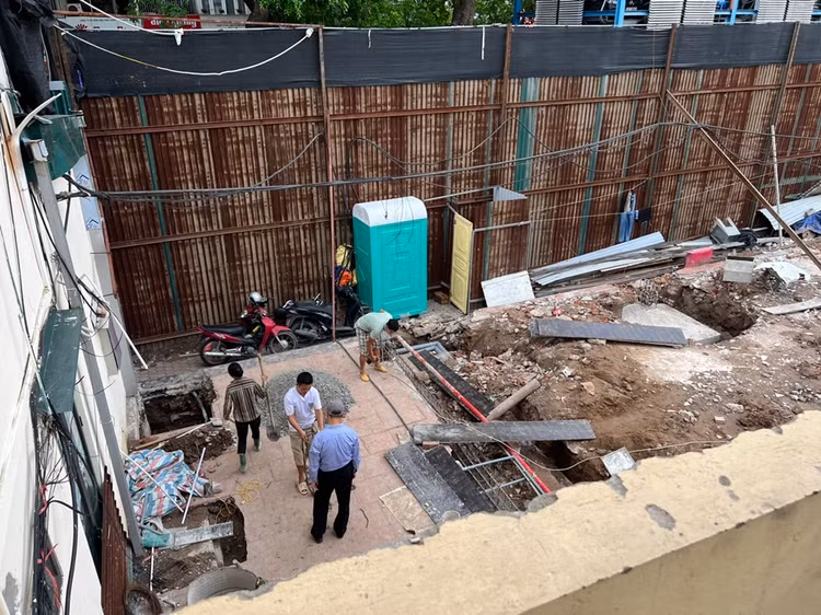 Bên trong, công trình đã phá dỡ gần như toàn bộ, đào móng, đổ trụ cột bê tông xây mới.