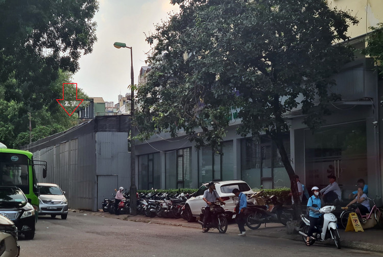 Công trình dãy nhà một tầng ở địa chỉ số 32 Nguyễn Công Trứ được quây kín tôn.