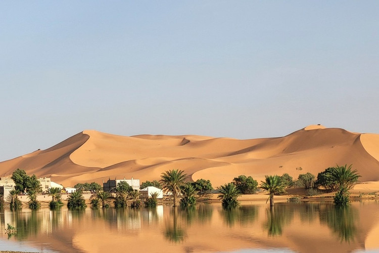 Sa mạc Sahara ngập nước gây xôn xao những ngày gần đây.