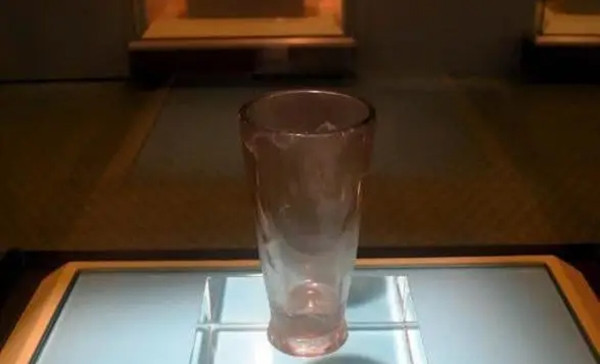 Cốc pha lê với công nghệ chế tạo siêu việt vẫn là bí ẩn không lời giải. Cốc pha lê với công nghệ chế tạo siêu việt vẫn là bí ẩn không lời giải.