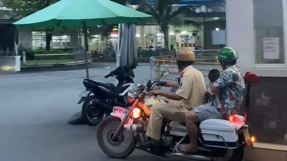 CSGT hỗ trợ đưa cháu bé vào bệnh viện cấp cứu kịp thời.