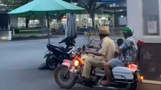 CSGT hỗ trợ đưa cháu bé vào bệnh viện cấp cứu kịp thời.