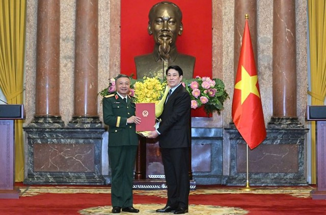 Chủ tịch nước Lương Cường trao Quyết định thăng quân hàm Thượng tướng đối với đồng chí Lê Quang Minh.