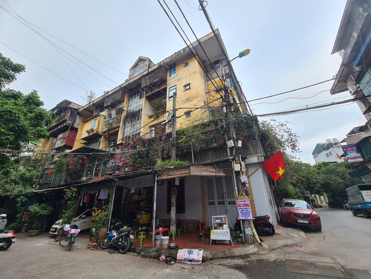 Tòa nhà E2 - khu tập thể Hồ Việt Xô, phường Bạch Đằng, quận Hai Bà Trưng (TP Hà Nội).