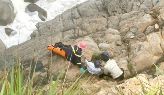 Thi thể nạn nhân rơi xuống vực sâu.