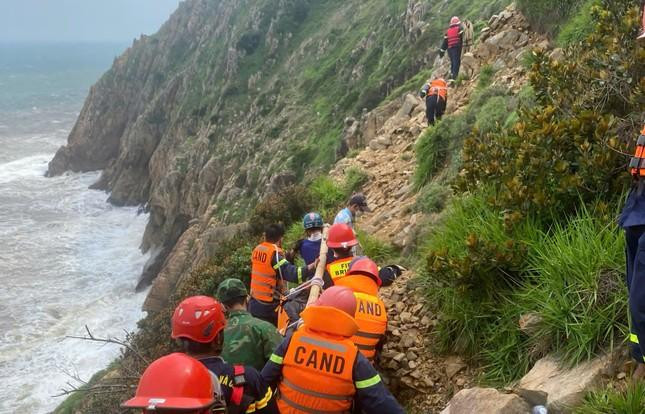 Lực lượng công an đưa thi thể nạn nhân lên bờ.