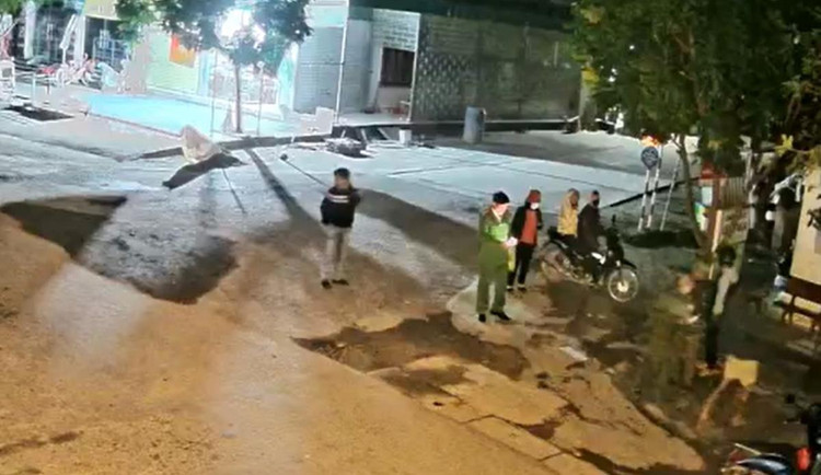 Công an xã Thanh Hương vận động, giải thích để các cụ cao tuổi không tham gia chuyến du lịch có nguy cơ bị lừa đảo mua thuốc, sữa không rõ nguồn gốc với giá cao.